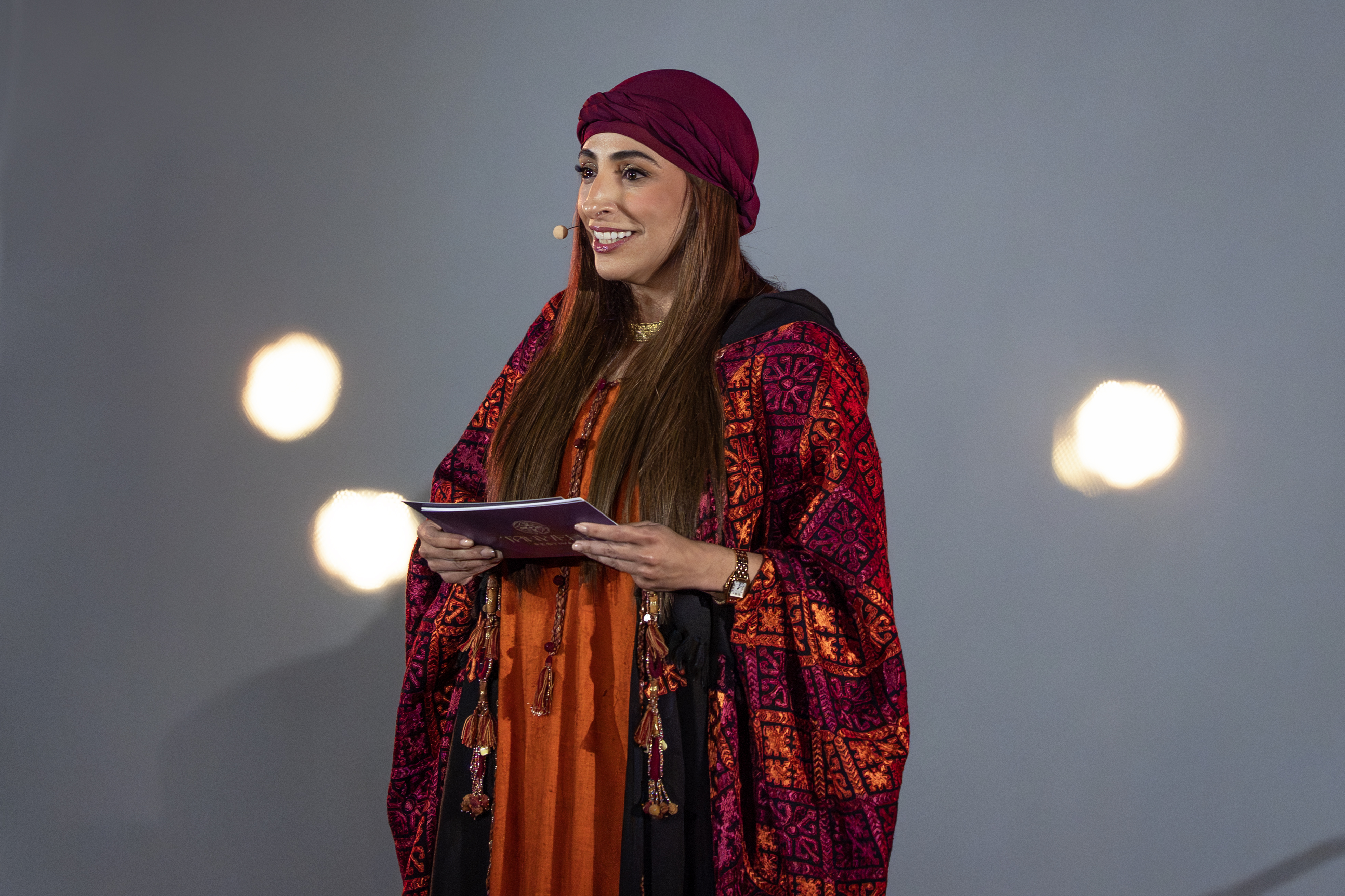 سمو الشيخة بدور القاسمي تُشعل صحراء مليحة في الشارقة نوراً… انطلاق النسخة الثانية من “تنوير” بثلاثة أيام من الفن والإلهام