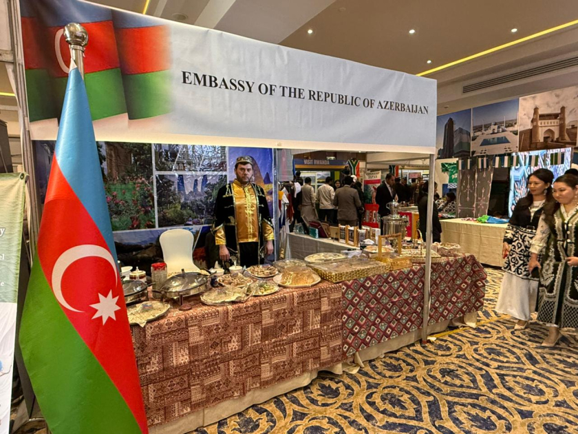 عرض إمكانيات السياحة الأذربيجانية في معرض في باكستان