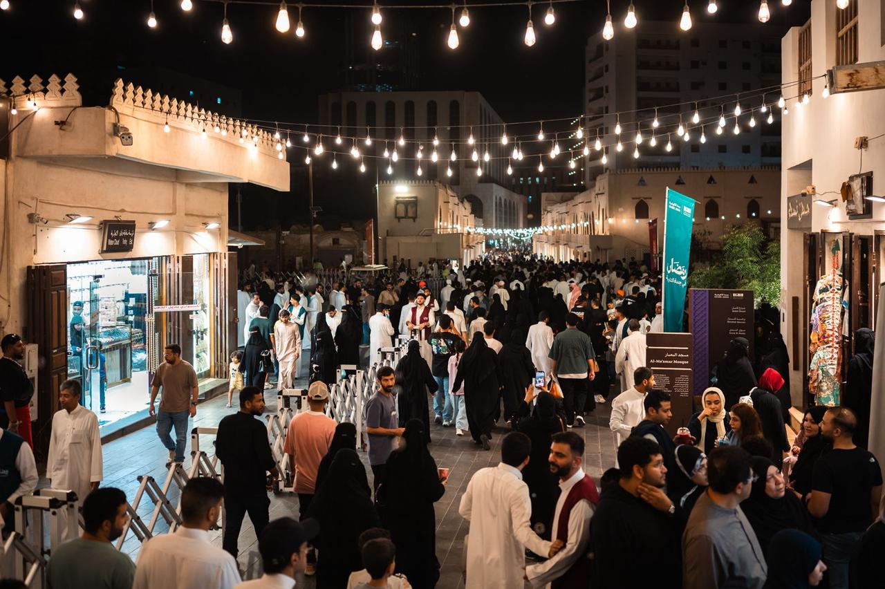 جدة التاريخية .. لوحة رمضانية تتلألأ بالحياة وسيارات فاخرة في انتظار الزوار
