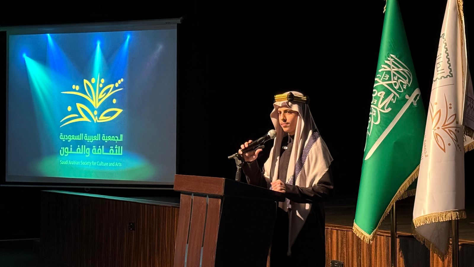 “فنون بالطائف” تحتفي بيوم التأسيس شعراً وفناً