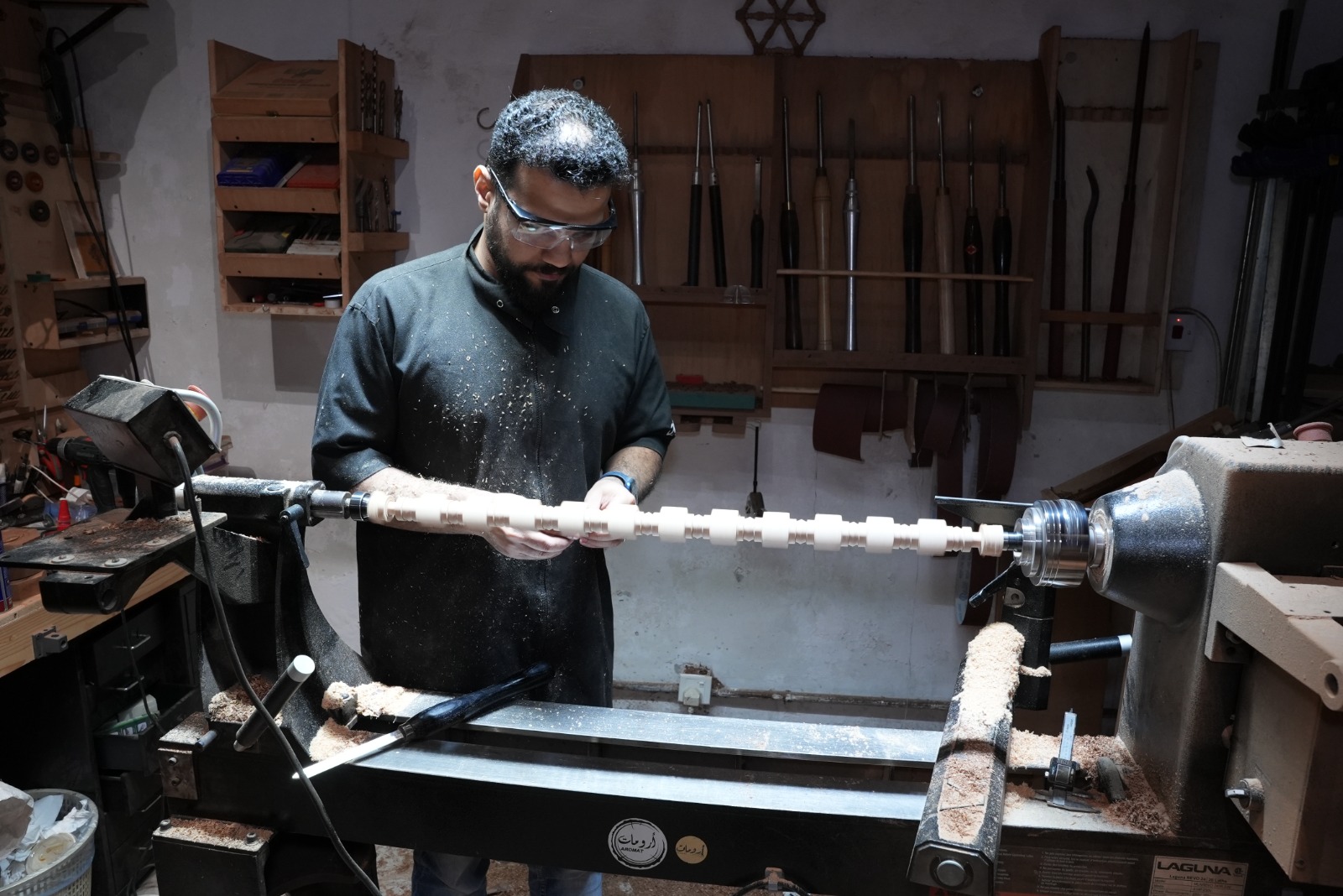 تحويل الخشب المهمل إلى تحف.. قصة نجاح حرفي سعودي يخطف الأضواء العالمية