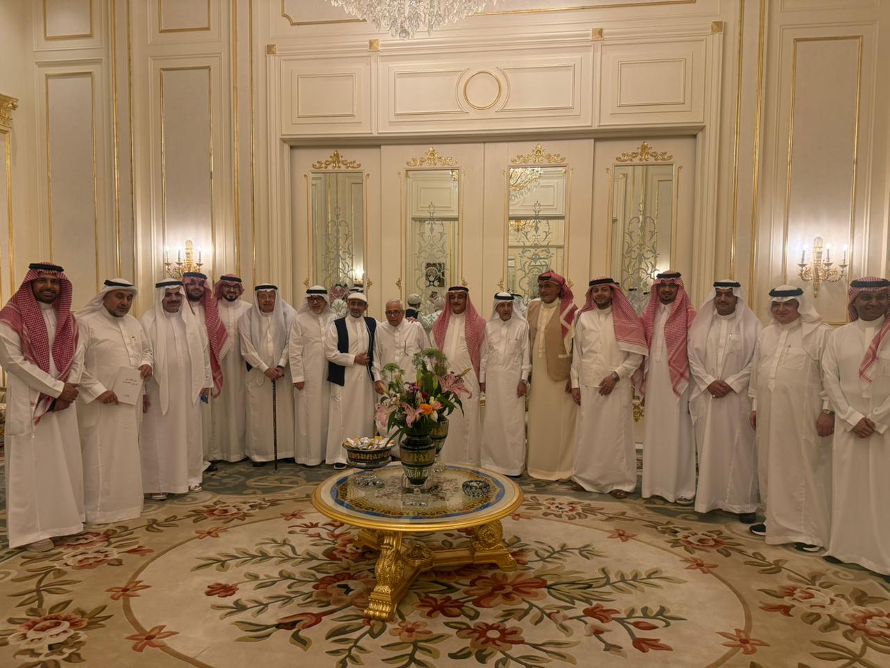 أحمد فتيحي يقيم حفل معايدة في داره بجدة