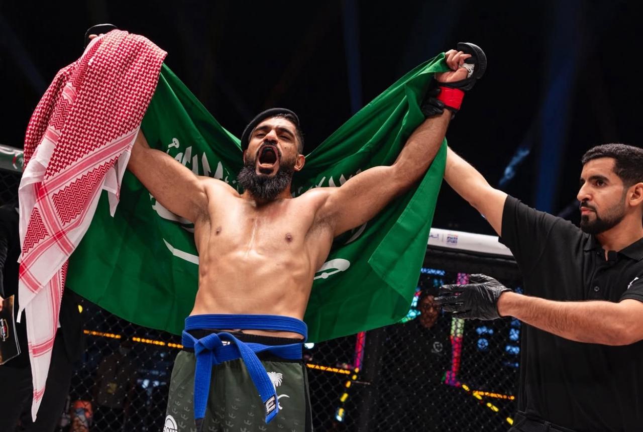 “فخر العرب” في دبي.. البراهيم السعودي يتوعد شقيق محمود بالإخضاع ويؤكد: القفص للقتال لا للفتنة