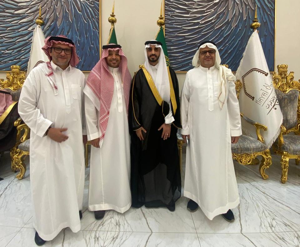 الطيار مساعد القحطاني يحتفي بزواجه وزميله البتال يشاركه الفرح بقصيدة شعرية